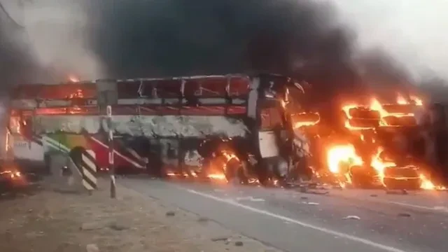 आंध्र प्रदेश: बजरी लदे डंपर से टक्कर के बाद बस में लगी आग; आठ लोगों की मौत