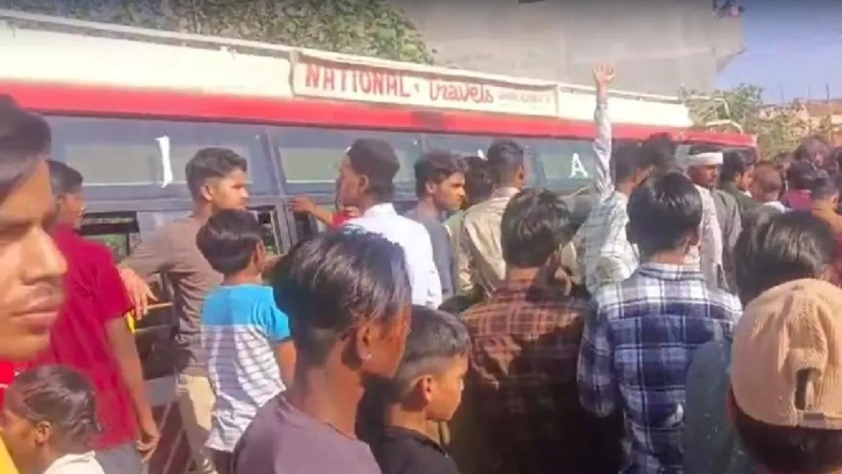 बस में खिड़की से झांक रहा था बच्चा, दुकान के टीनशेड से कट गई गर्दन; मौत