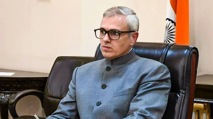 लंबी कतारों से नाराज सीएम उमर, कहा- कुछ दिनों के लिए पेट्रोल पंप बंद कर दिए जाएंगे