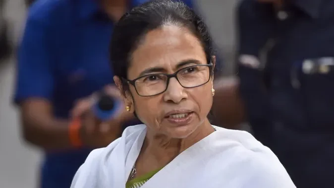 कोलकाता में तूफानी बारिश, ममता बनर्जी का हेलिकॉप्टर डेढ़ घंटे हवा में फंसा