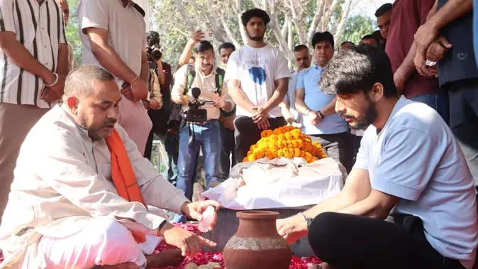 हरीश राणा की अस्थियां गंगा में विसर्जित, परिवार कांगड़ा में तेरहवीं के लिए रवाना