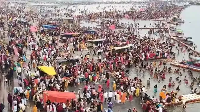 रामनवमी: सरयू तट पर श्रद्धालुओं का जनसैलाब, अयोध्या में भक्ति का रंग