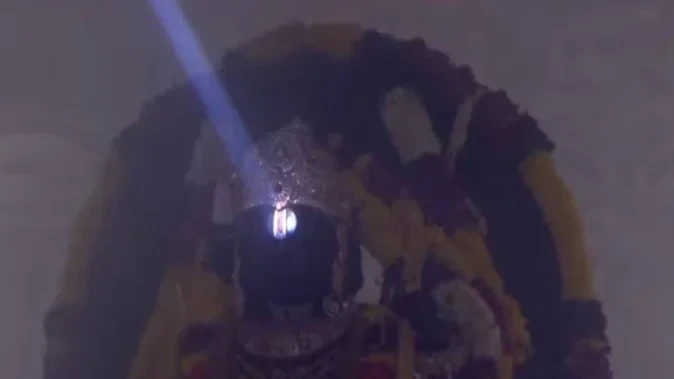 अयोध्या में राम जन्मोत्सव: सूर्य ने रामलला के ललाट पर किया भव्य तिलक