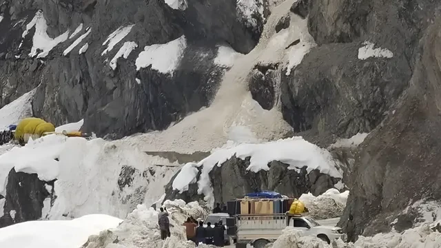 लद्दाख के जोजिला दर्रे पर भीषण हिमस्खलन, 7 की मौत, कई वाहन दबे