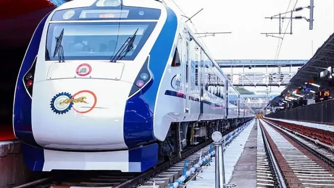वंदे भारत में कीड़े वाली दही परोसने पर IRCTC का एक्शन, अमूल से जवाब तलब