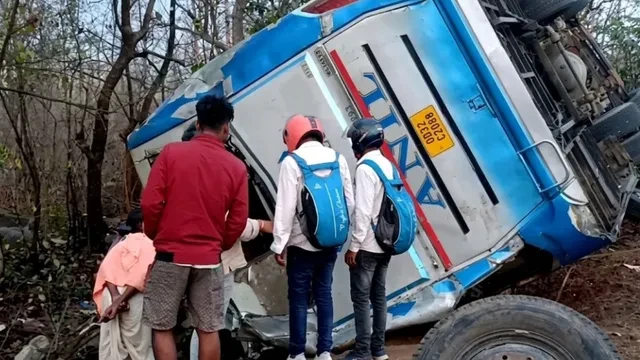ओडिशा में सड़क हादसा: पर्यटक बस पलटी, 5 की मौत, 10 गंभीर घायल