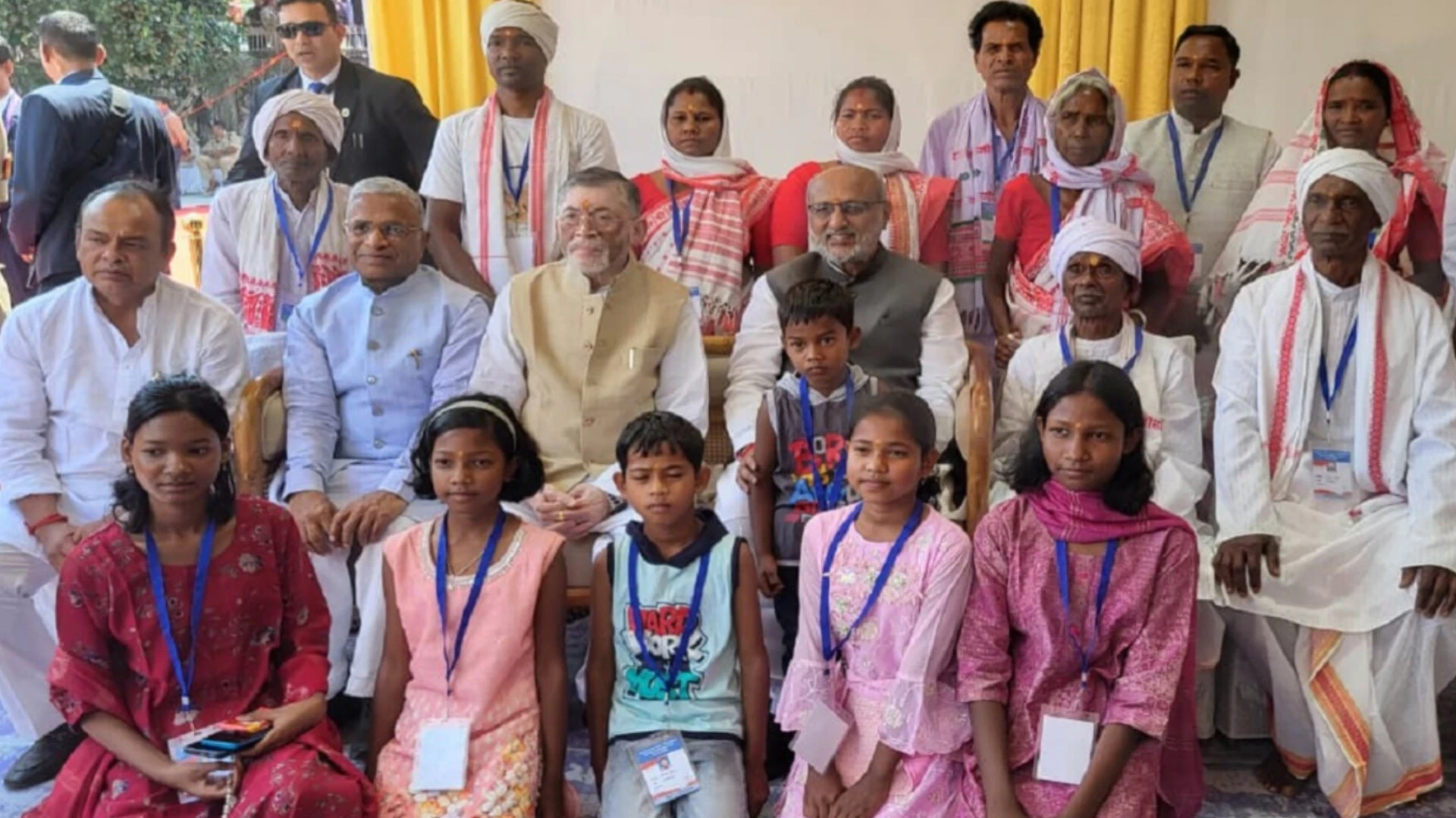 उपराष्ट्रपति सी.पी. राधाकृष्णन ने उलिहातू में बिरसा मुंडा के वंशजों से की मुलाकात, किया सम्मानित