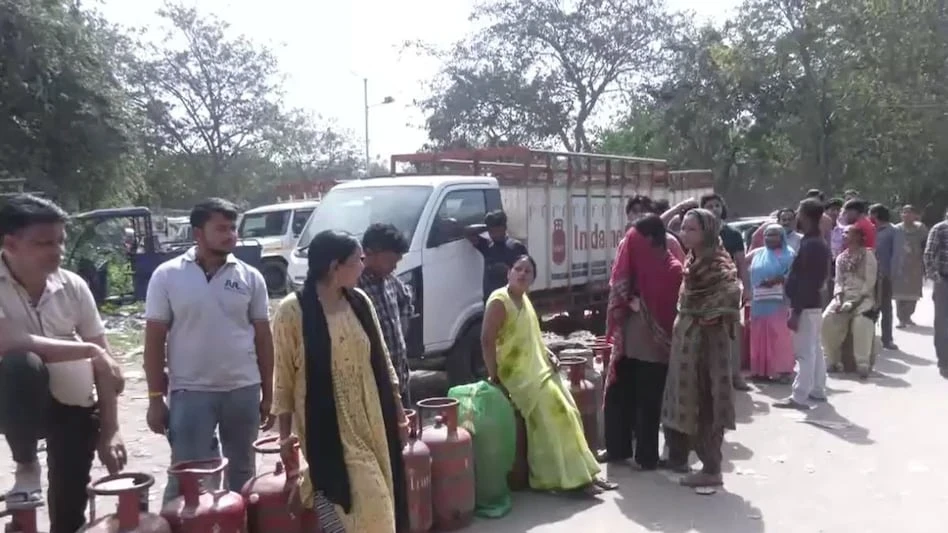 मेरठ: गैस एजेंसियों पर भीड़, लंबी कतारें खोल रही सिस्टम की पोल