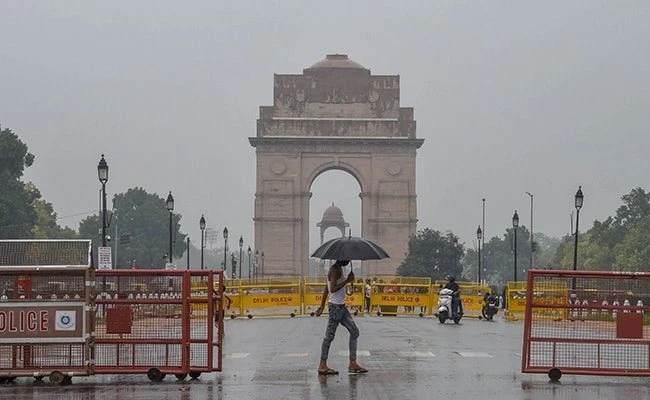 दिल्ली-एनसीआर में बदला मौसम का मिजाज, कई इलाकों में बारिश