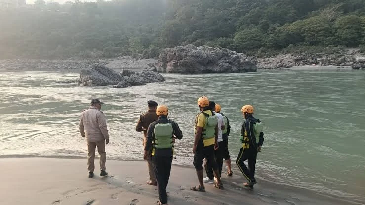 ऋषिकेश में सेल्फी के चक्कर में युवक नहर में गिरा, तलाशी अभियान जारी