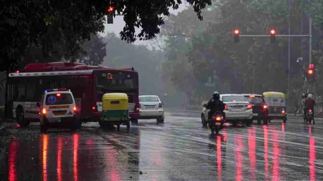 दिल्ली में अचानक बदला मौसम, काले बादल और हल्की बारिश ने बढ़ाई ठंडक