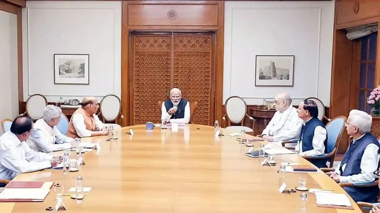 पश्चिम एशिया संकट: सीसीएस बैठक में पीएम मोदी ने जरूरी चीजों की आपूर्ति सुनिश्चित करने के दिए निर्देश