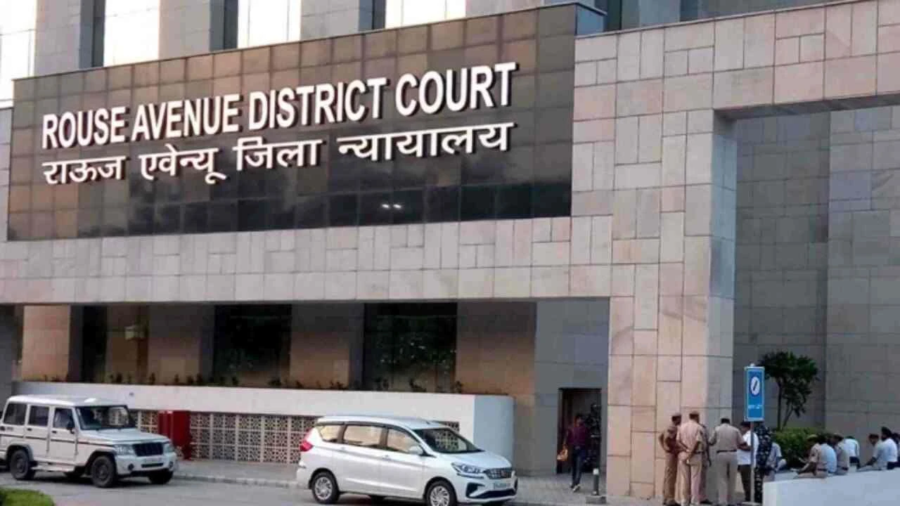 दिल्ली: AI से तैयार याचिका पर अदालत की फटकार, पूनम पांडे पर लगाया 20 हजार का जुर्माना