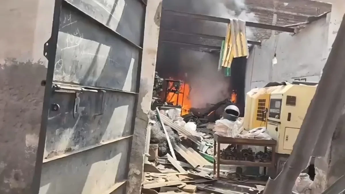 फरीदाबाद: ऑटो पार्ट्स वर्कशॉप में ब्लास्ट, पड़ोस की दीवारें हिली, कर्मचारी झुलसा