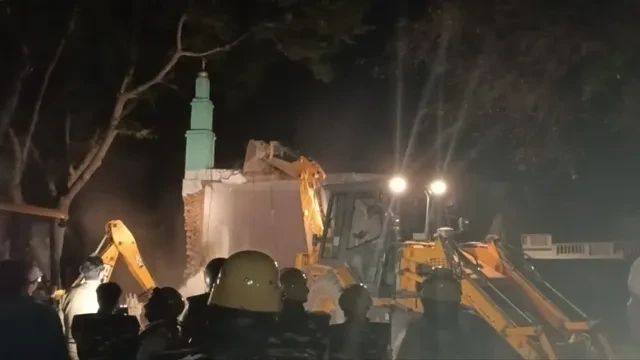 लखनऊ में सरकारी जमीन पर बनाई गई मस्जिद पर चला बुलडोजर