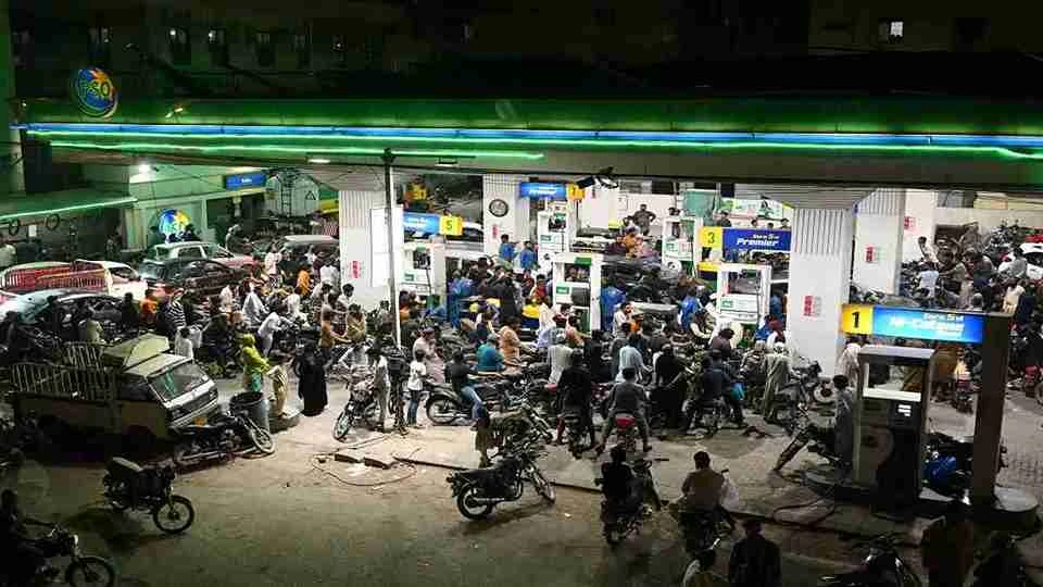 पाकिस्तान में ईंधन का तांडव: पेट्रोल 458, डीजल 520 रुपये लीटर