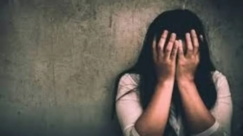दो नाबालिग बेटियों के साथ अपराध करने वाला पिता मुठभेड़ में गिरफ्तार