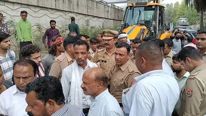मेरठ में दो पुलिसकर्मियों ने नगर निगम कर्मचारी को पीटा, हंगामा होने पर भागे, कार्रवाई की मांग