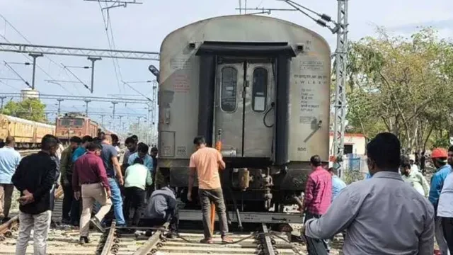 लालकुआं रेलवे स्टेशन: गार्ड कोच ढलान में खिसककर पटरी से उतरा, बड़ा हादसा टला