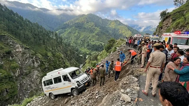 कुल्लू: यात्रियों से भरी ट्रैवलर बस खाई में गिरी, 15 लोग थे सवार