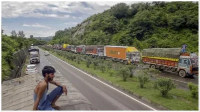 भूस्खलन से जम्मू-श्रीनगर हाईवे बंद, प्रशासन ने जारी की चेतावनी