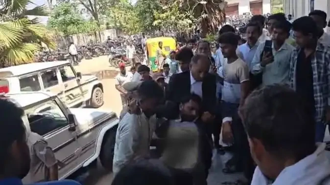 लखीमपुर खीरी कचहरी में वकील ने चचेरे भाई पर चलाई गोली, मचा हड़कंप