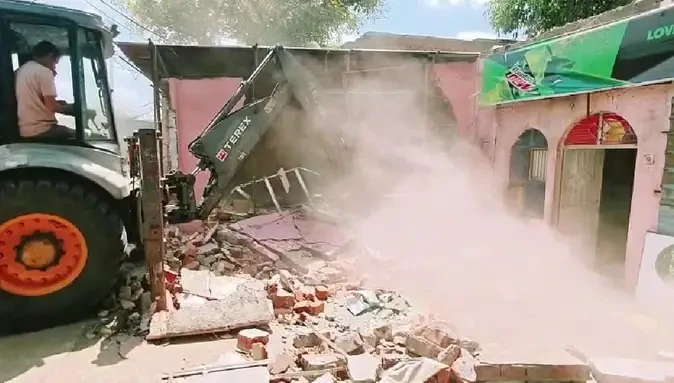 भोपाल: बड़े तालाब पर बुलडोजर कार्रवाई, नौ दुकानों को किया ध्वस्त