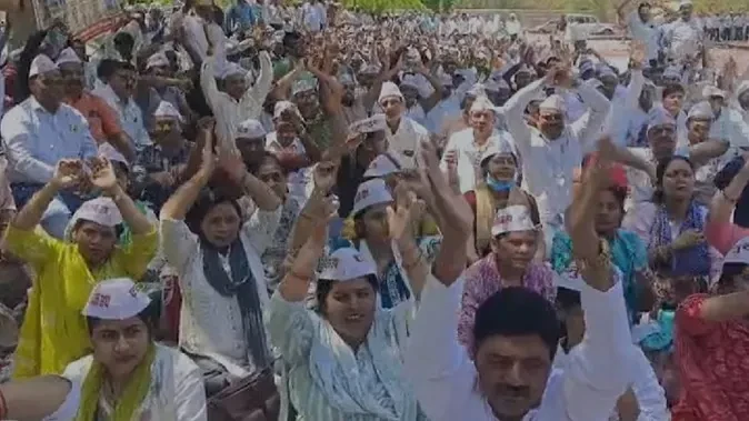 लखनऊ में शिक्षक प्रदर्शन: सेवा सुरक्षा बहाल करने की मांग, 20 दिन का अल्टीमेटम