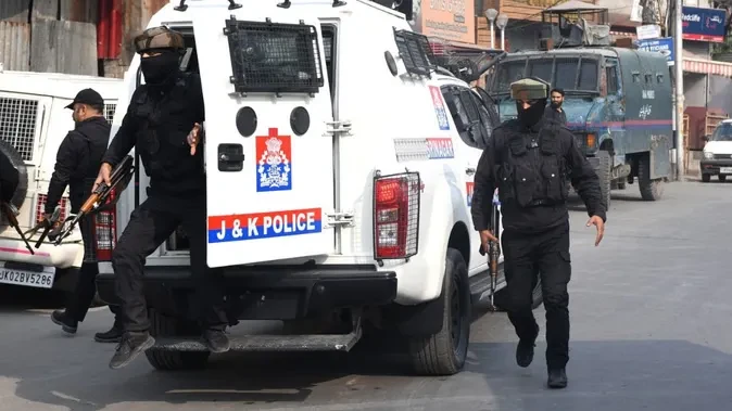 श्रीनगर पुलिस की बड़ी कार्रवाई, लश्कर से जुड़े आतंकी मॉड्यूल का भंडाफोड़
