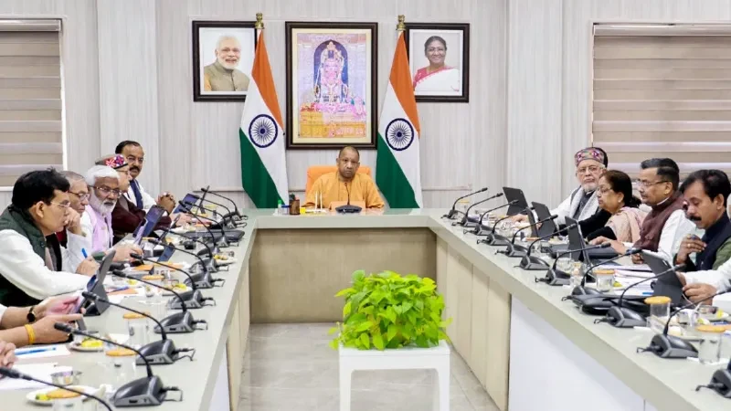 योगी कैबिनेट के बड़े फैसले: शिक्षामित्रों का मानदेय बढ़ा, 25 लाख टैबलेट और बलिया में मेडिकल कॉलेज को मंजूरी