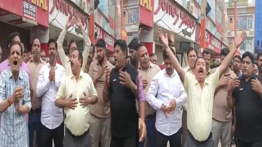 सेंट्रल मार्केट मामला: योगी जी राहत दो, व्यापारियों ने छाती पीटकर किया प्रदर्शन