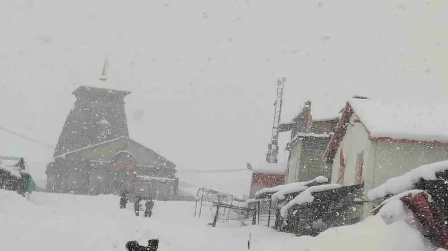 केदारनाथ और यमुनोत्री में बर्फबारी, मैदानी क्षेत्रों में ठंड और बारिश
