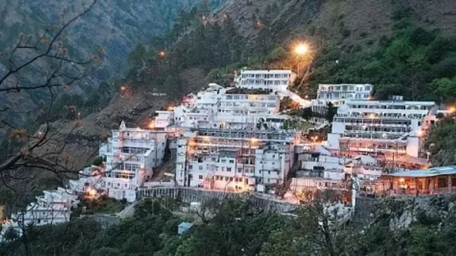 वैष्णो देवी में बदला मौसम, हिमकोटी मार्ग पर पत्थर गिरे, हेलीकॉप्टर और बैटरी कार सेवा प्रभावित