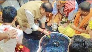 असम चुनाव से पहले देवघर पहुंचे सीएम सरमा, मंदिर में की पूजा