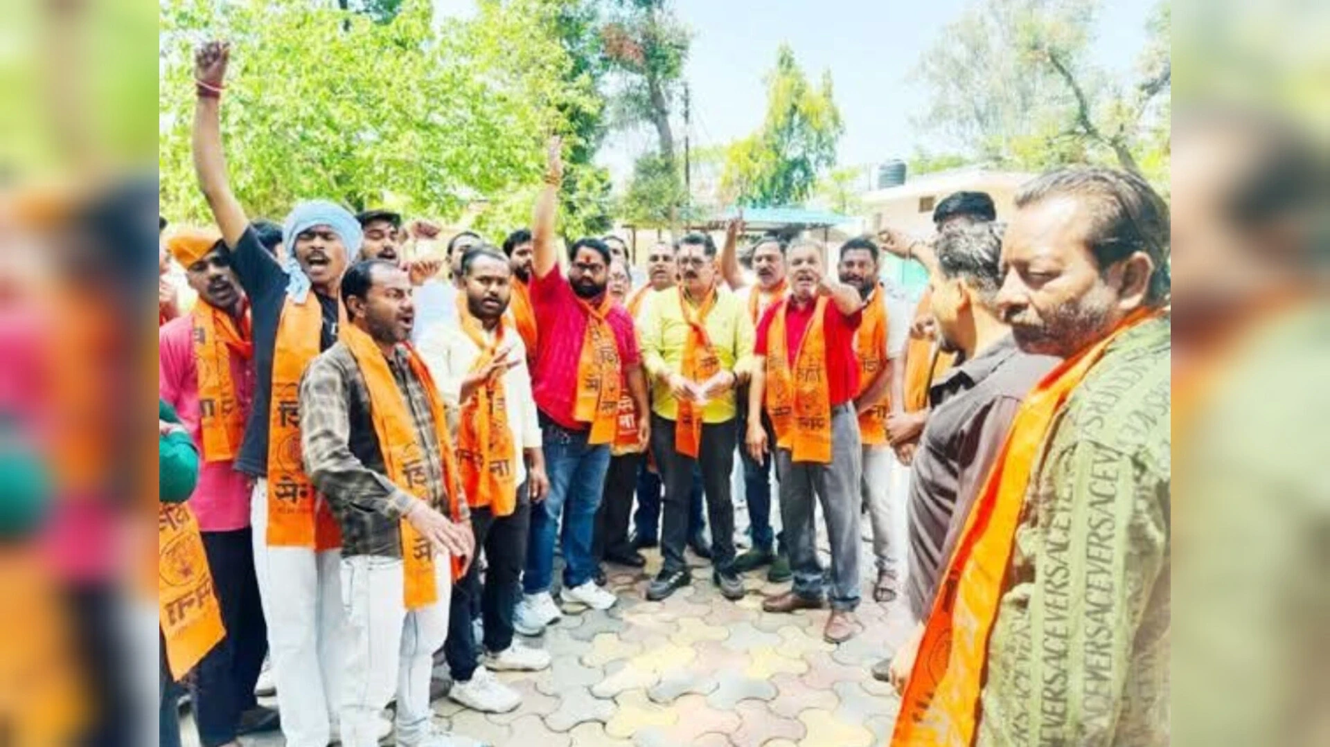 मुजफ्फरनगर: निजी स्कूलों की मनमानी फीस के खिलाफ सड़कों पर उतरे शिव सैनिक, सौंपा ज्ञापन