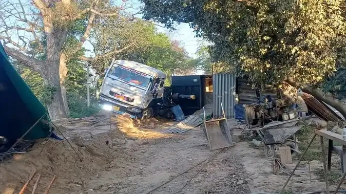 सहारनपुर में दर्दनाक हादसा, सोते मजदूरों पर पलटा बजरी से भरा ट्रक, 3 की मौत