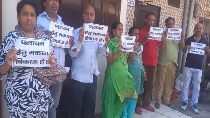 मेरठ में लगे 'पलायन' के पोस्टर, सेटबैक नियम को लेकर बढ़ा विरोध
