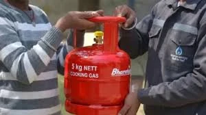 गुरुग्राम में गैस संकट गहराया, श्रमिकों के लिए 5 किलो सिलिंडर की सुविधा शुरू