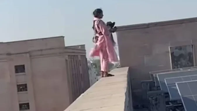 लखनऊ हाईकोर्ट में हंगामा, बच्चे संग छत पर चढ़ी महिला ने कूदने की दी धमकी