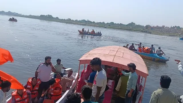 मथुरा नाव हादसा: 4.30 घंटे बाद 20 मोटरबोट संग फिर यमुना में उतरे गोताखोर