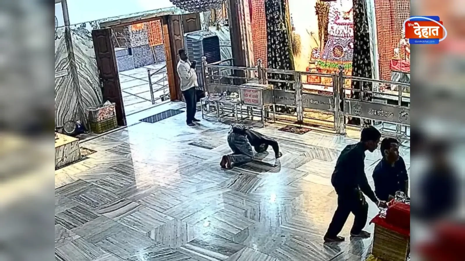 मुजफ्फरनगर: मंदिर में हाथ जोड़कर खड़ा हुआ, फिर शुरू की चोरी; CCTV में कैद वारदात