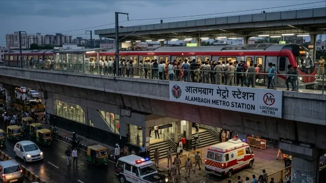 लखनऊ मेट्रो के सामने युवती ने लगाई छलांग, गंभीर हालत में अस्पताल में भर्ती