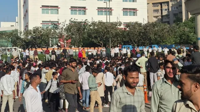 सैलरी बढ़ोतरी की मांग पर नोएडा में बवाल, गाड़ियों में आगजनी और पथराव