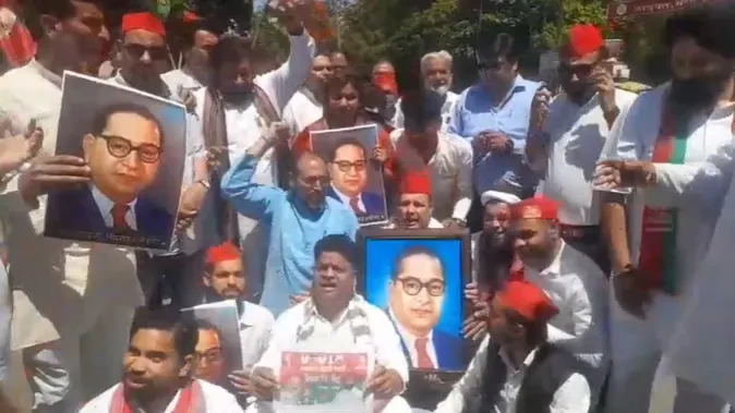 मेरठ में सपा कार्यकर्ताओं का प्रदर्शन, अखिलेश यादव की फोटो फाड़ने पर बवाल