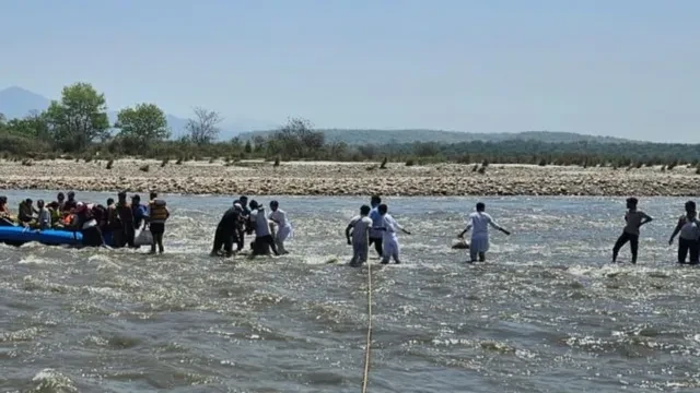 गंगा के टापू पर फंसे 21 श्रद्धालुओं का रेस्क्यू, हरिद्वार में बड़ा हादसा टला