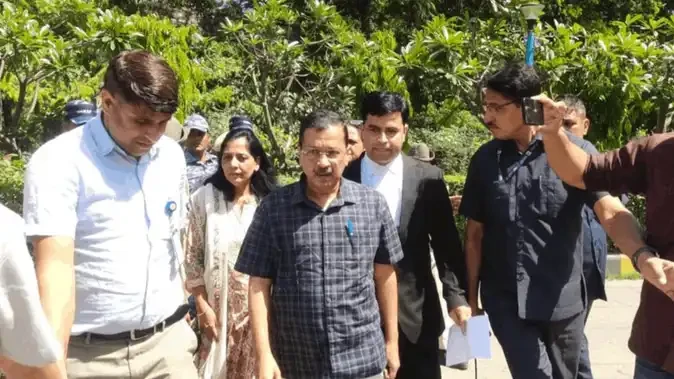 सुनवाई के दौरान अदालत में गरम माहौल, केजरीवाल ने उठाए सवाल