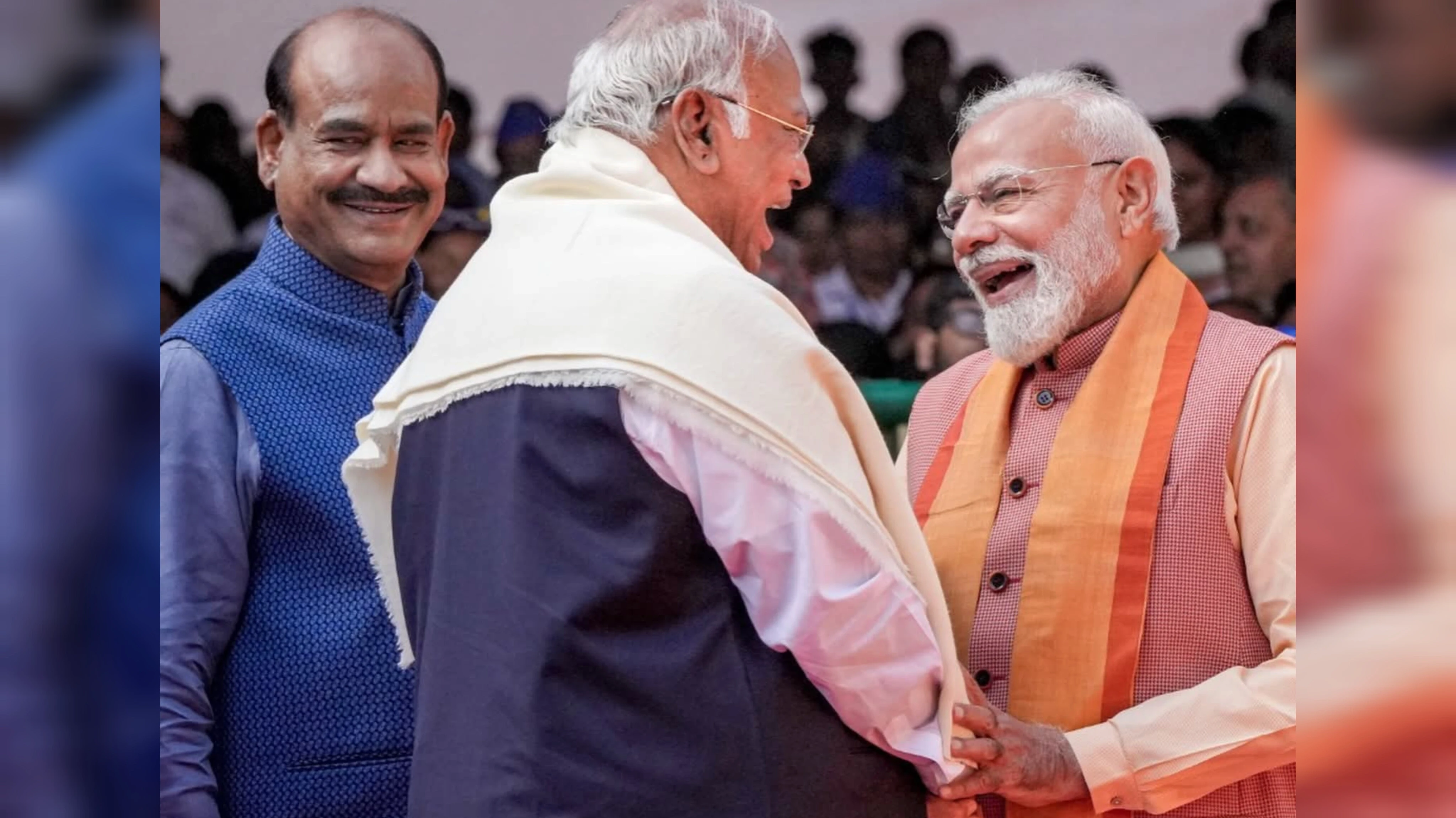 आंबेडकर जयंती पर मोदी और खरगे की मुस्कुराती बातचीत चर्चा में