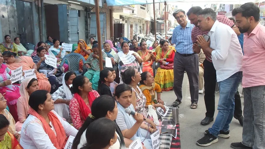 मेरठ: शास्त्रीनगर दुकानों की सीलिंग पर भड़के व्यापारी, 16-17 अप्रैल को प्रदर्शन का ऐलान