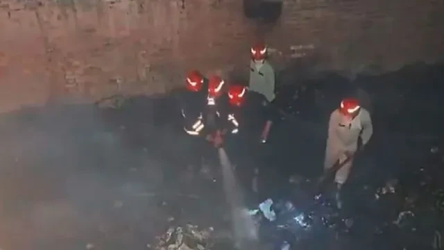 दिल्ली: रोहिणी की झुग्गियों में लगी भीषण आग, एक ही परिवार के तीन लोगों की मौत
