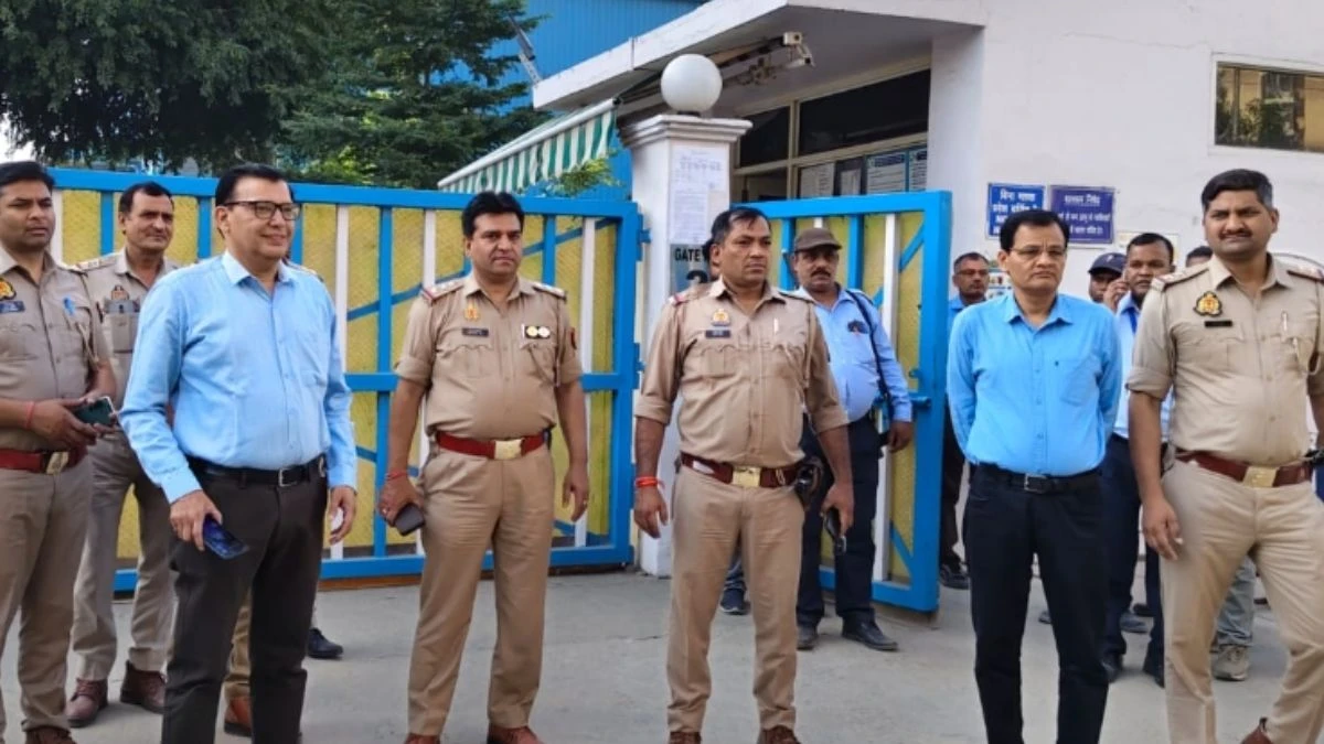 नोएडा में सख्त सुरक्षा के बीच फैक्ट्रियों में लौटी रौनक, श्रमिकों की वापसी शुरू